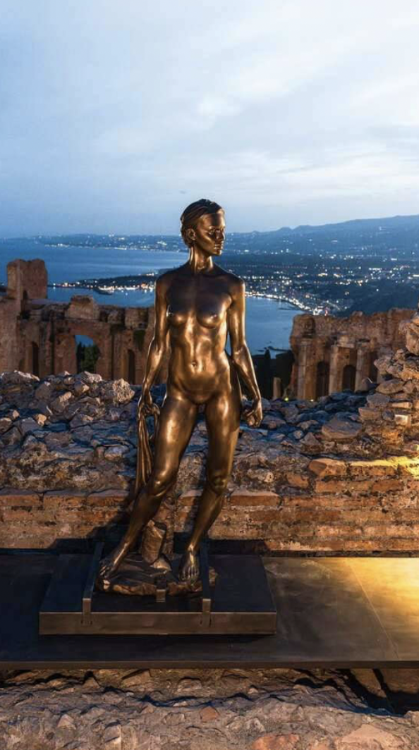 La mostra GESTI SCOLPITI di JAGO al Teatro Antico di Taormina
